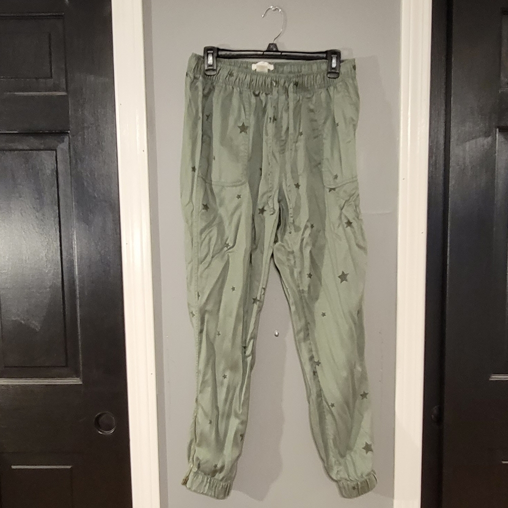 Cute green pants with star print. - Picture 1 of 6